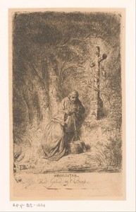 Twee figuren biddend bij een kruis in het bos