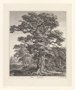 Twee figuren bij een tombe omgeven door grote planten en andere begroeiing