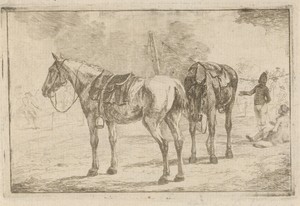 Twee gezadelde paarden bij een legerkamp