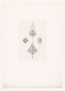 Twee hangers en twee broches