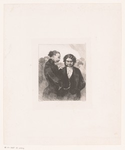 Twee mannen met een gezelschap op de achtergrond