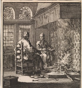 Twee mannen warmen zich bij de haard