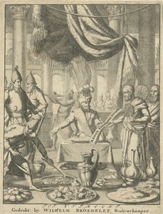 Twee priesters bieden een koning tijdens de maaltijd een geopend boek aan