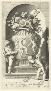 Twee putti bij een vaas met bloemen