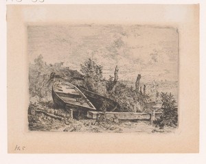 Twee roeiboten op de kant naast een rivier