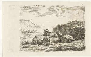 Twee schapen en een ram liggend naast een heuvel