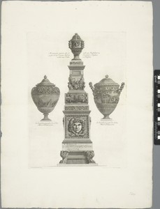 Twee vazen en antiek monument