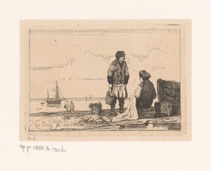 Twee vissers aan het strand, de een repareert een zeil