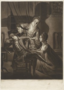Twee vrouwen houden de hand van een slapende man in het water