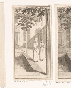 Twee vrouwen naast een vijver op een binnenplaats