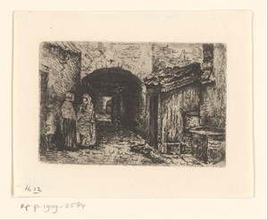 Twee vrouwen op straat bij een poort