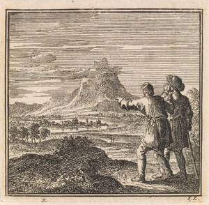 Twee wandelaars kijken uit over een weids landschap