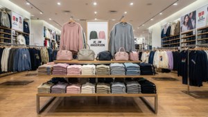 Uniqlo JW Anderson Display