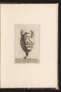 Vaas met mascarons en een meerman onder een guirlande