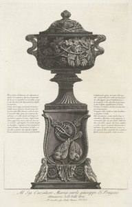 Vaas op voetstuk met Egyptische symbolen