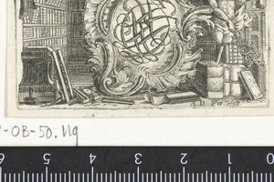 Vignet met monogram in cartouche geflankeerd door Mercurius en interieur van bibliotheek