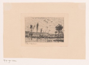 Visser in het water aan de rand van een meer