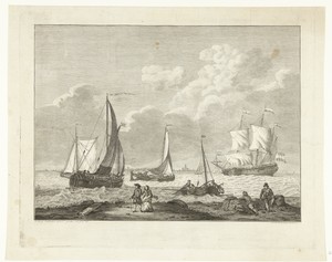 Vissersboten op zee en wandelaars aan de kust