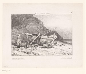 Visserssloep op het strand aan de voet van een klif