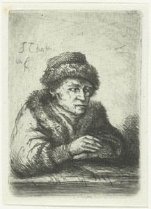 Volwassen man aan een tafel, in bontmantel