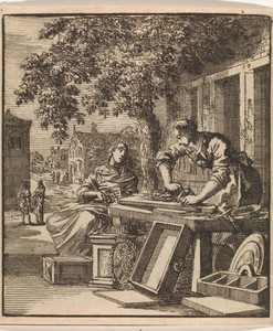 Voor de gevel van een huis schuurt een man hout