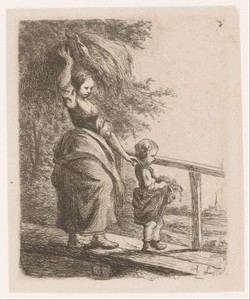 Vrouw draagt hooi op het hoofd en leidt een kind over een houten brug