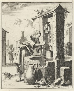 Vrouw haalt met een emmer water uit een put