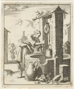 Vrouw haalt met een emmer water uit een put