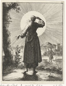 Vrouw houdt bij het kijken naar de zon haar hand voor de ogen