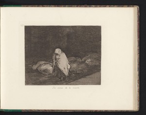 Vrouw in een mantel gehuld in een duistere ruimte met gevulde lijkzakken