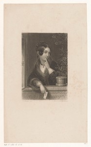 Vrouw in een open venster met een brief in haar hand