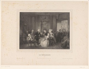 Vrouw in groot gezelschap bekijkt een medaillon