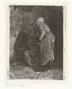 Vrouw kijkt in een wieg