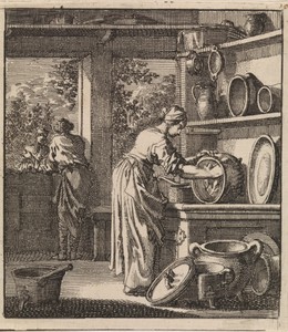 Vrouw maakt een kookpot schoon