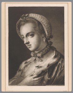 Vrouw met een kapje, pareloorbellen en een bonten kraag
