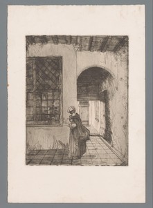Vrouw met een theeservies in de gang van een woning