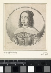 Vrouw met kanten kraag, parelketting en gekruld haar