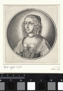 Vrouw met laag decolleté en parelketting