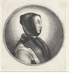Vrouw met zwarte hoofddoek en stola van bont