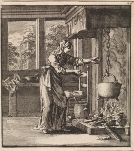 Vrouw reikt naar de ketting van een kookpot die te hoog boven het vuur hangt