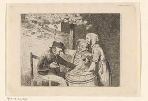 Vrouw schenkt een glas in voor twee kaartende mannen