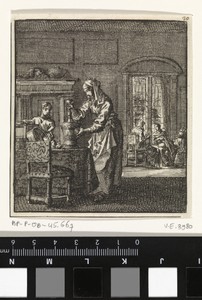 Vrouw vermaalt iets met een vijzel terwijl een kind toekijkt