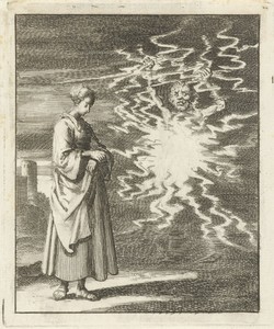 Vrouw wandelt rustig langs de in vlammen gehulde Satan