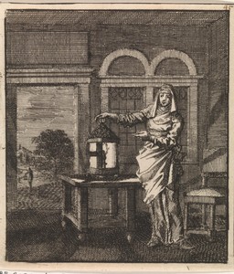Vrouw zet een brandende lantaarn op een tafel