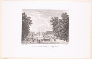 Wandelaars bij de ingang van de Tuin van de Tuileriën