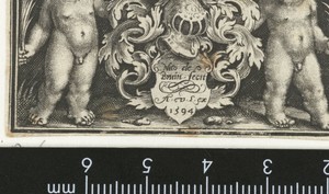 Wapenschild met helm vastgehouden door twee putti
