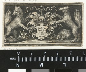 Wapenschild met helm vastgehouden door twee vossen