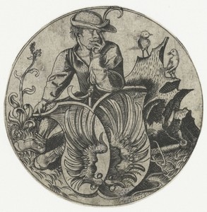 Wapenschild met vleugels, vastgehouden door een boer