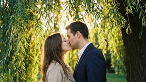Willow Tree Kiss