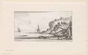 Zeezicht met aangespoelde boot